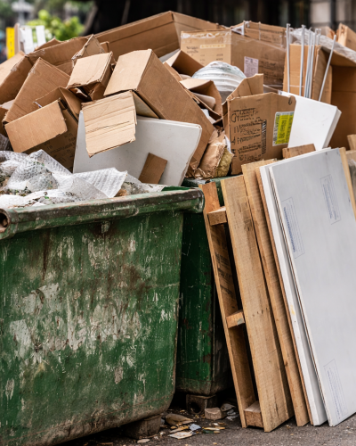 Überfüllter Müllcontainer auf Bürgersteig